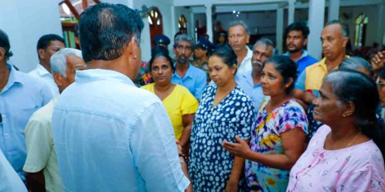 විපක්ෂනායක සජිත් නායගිය තුල්හිරියට යයි! ජනතාවගෙන් පැමිණිලි රැසක්! බලධාරීන්ට චෝදනා ගොඩක්! VIDEO & PHOTOS I Sri Lanka Latest News