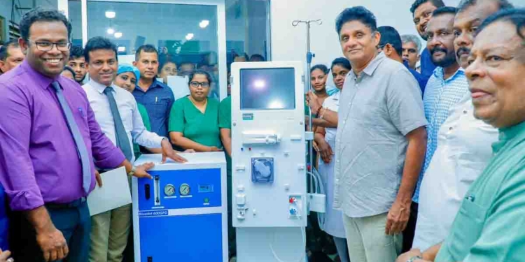 ‘අනේ ප්ලීස් එපා..’ කියලා අනුර කොච්චර කිව්වත් සජිත් නවත්වන්නෙම නෑ! මුලින් තානාපතිවරු හමුවුණා! දැන් ‘හුස්ම’ වැඩසටහනෙන් රෝහල්වලට උපකරණ දෙන්නත් පටන් අරන්! අද හලාවත රෝහලට රුපියල් ලක්ෂ 46ක් වටිනා රුධිර කාන්දුකරණ යන්ත්‍රයක් සහ ජංගම RO ප්ලාන්ට් එකක් දුන්නා! මාරවිල රෝහලට ලක්ෂ 46ක් වටිනා B-Braun Dialog+ Haemodialysis යන්ත්‍රයකුත් දුන්නා! පුදුම මනුස්සයෙක් තමයි! VIDEO & PHOTOS I Sri Lanka Latest News