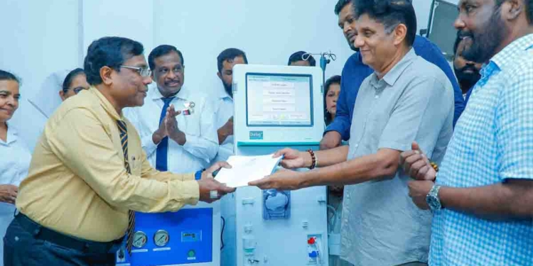 ‘කවුරු අනේ ප්ලීස් එපා කිව්වත්.. මොන විවේචන කළත් රට වෙනුවෙන්.. ජනතාව වෙනුවෙන් කළ යුතු යුතුකම්-වගකීම් සියල්ල නොපිරිහෙළා කරනවා! ආපදාව හමුවේ මාරවිල රෝහලටත් ලක්ෂ 46ක් වටිනා සෞඛ්‍ය උපකරණ පිරිනමමින් විපක්ෂනායක සජිත් අනුරට උත්තර දෙයි! VIDEO & PHOTOS I Sri Lanka Latest News