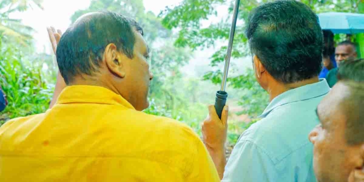 නායයාමෙන් විනාශයට පත්වුණු මාතලේ කලුදෑවල ජනතාවගේ දුකසැප බලන්න කවුරුවත් ගමට ගිහින් තිබුණෙ නෑ! විපක්ෂනායක සජිත් ගිහින් ඒ ගම්මුන් හමුවෙලා තියෙන ප්‍රශ්න කතාකළා! ආණ්ඩුව පැත්තෙන් වෙච්ච ලොකු අතපසුවීමක් ගැනත් හෙළිකළා! VIDEO & PHOTOS I Sri Lanka Latest News