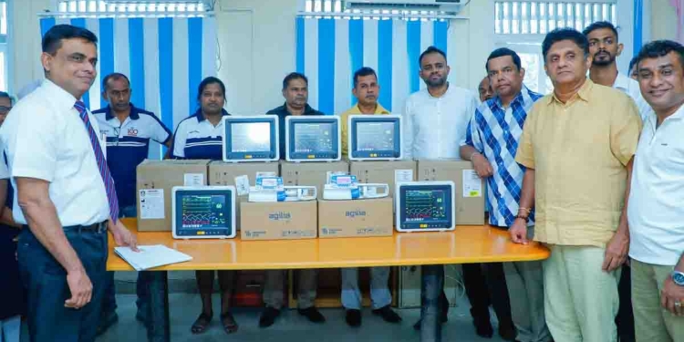 අනේ ප්ලීස් එපා කිව්වට විපක්ෂනායක සජිත් නවත්වන්නෙම නෑ! ගංවතුරෙන් ලොකුම විනාශයක් වෙච්ච ගම්පොළට හුස්මත් අරන් යයි! ලක්ෂ 29ක රෝහල් උපකරණ ගම්පොළ රෝහලට පරිත්‍යාග කරයි! VIDEO & PHOTOS I Sri Lanka Latest News
