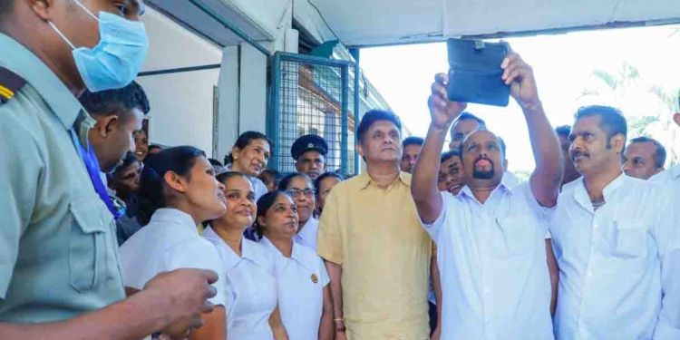ගම්පොළට ගිහින් සජිත් සෙල්ෆිය ගහපු එකට උසුළු විසුළු කරන්න සිරස වෙන් කළ වෙලාවයි ගම්පොළ ඉස්පිරිතාලට සජිත් ගිහින් සෞඛ්ය උපකරණ දීමට සිරස වෙන් කළ වෙලාවයි හොයලා බලන්න! කවුරු වුණත් අපේ නායක සජිත් ප්රේමදාසට මේ විදිහට පහර දෙන්න ඉඩදෙන්න බෑ! සිරසෙන් සජිත්ට එල්ල කරන ප්රහාර ගැන සජබ මූලස්ථානයේදී ලොකු කතාබහහක්! VIDEO I Sri Lanka Latest News