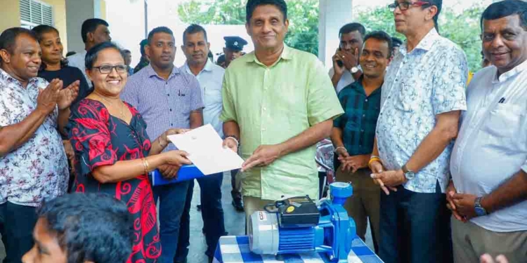 අරනායක අවතැන් කඳවුරක් බලන්න ගිය විපක්ෂනායක සජිත් අවතැන් වෙච්ච ජනතාවට බොන්න පිරිසුදු වතුරවත් නැතිව විඳින දුක දැකලා කම්පා වෙයි! වහාම ප්‍රශ්නය විසඳලා දෙයි! VIDEO & PHOTOS I Sri Lanka Latest News