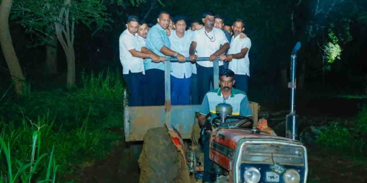 කිසිම නායකයෙක් කරන්න හිතන්නේවත් නෑ! මහා කුණාටුවෙන් කඩාගෙන ගිය ඇලහැර අමුණ බලන්න මහ රෑ ට්‍රැක්ටරයක නැගලා විපක්ෂනායක එතනට යයි! කඩාගෙන ගිය අමුණ මහා කැපවීමකින් හදන වීරෝධාර සෙබළුන්- ඉංජිනේරුවන් දිරිමත් කරලා මහා රෑම ට්‍රැක්ටරයෙන් යන්න යයි! VIDEO & PHOTOS I Sri Lanka Latest News