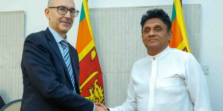 දවස 2කට පස්වැනි විදෙස් තානාපතිවරයාත් හමුවී විපක්ෂනායක සජිත් ලංකාව ගොඩගන්න ආධාර ඉල්ලයි! මේ ඉතාලි තානාපති හමුව! මීට කලින් හිටපු විපක්ෂනායකවරු රට අමාරුවේ වැටුණාම මේ විදිහට රට ගැන හිතලා වැඩ කළාද? නැත්නම් ආණ්ඩුවේ කකුලෙන් ඇද්දාද? VIDEO & PHOTOS I Sri Lanka Latest News