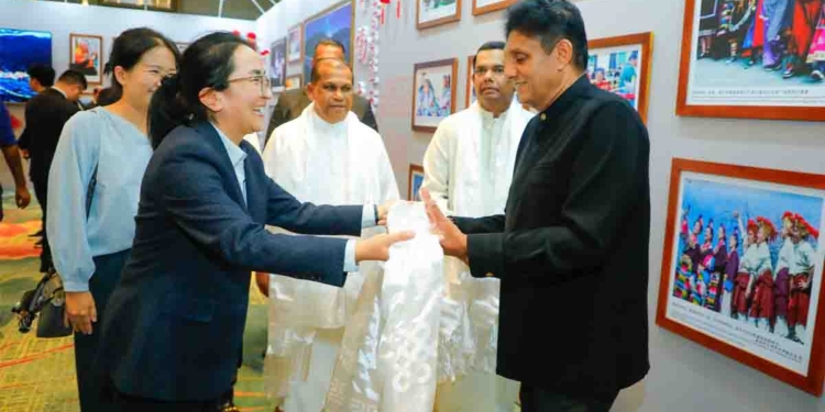 ඉන්දියානු විදේශ ඇමැති හමුවෙලා පැය ගාණක් ගියේ නෑ! විපක්ෂනායක සජිත්ට චීනයෙනුත් ලොකු පිළිගැනීමක්! PHOTOS & VIDEO I Sri Lanka Latest News