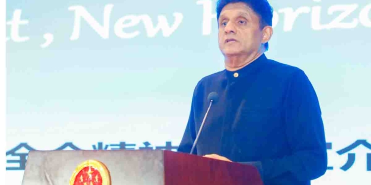 ටෙලිප්‍රොම්ප්ටර් නෑ! කොල බලන්නේ නෑ! කොළඹ තිබ්බ ලොකුම උත්සවයට ඇවිත් සජිත් ඉංග්‍රීසියෙන් කරපු කතාවට ඔක්කොම හොල්මන්! VIDEO I Sri Lanka Latest News