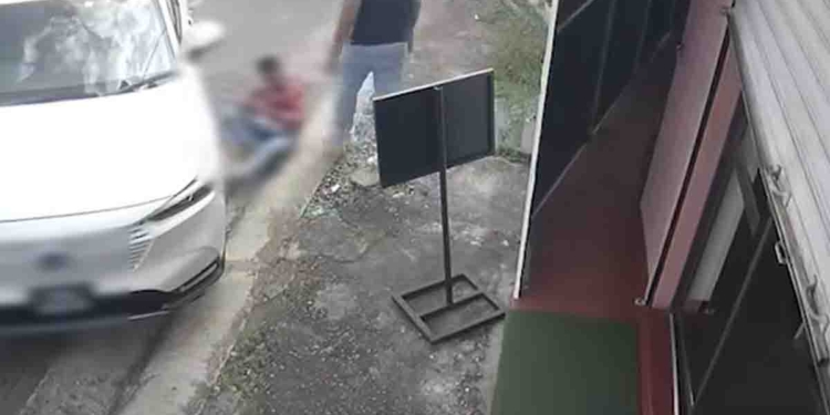 මතකද මාස කිහිපයකට ඉස්සෙල්ලා එකෙක් ළමයින්ට ප්‍රසිද්ධියේ ළමයි ලවාම ගස්සනවා! ඌට කිසිම දඩුවමක් දුන්නේ නෑ දේශපාලන  හයිය නිසා! මේ තව එකෙක්! මුන් ගුරුවරුද? පාතාලෙද? VIDEO I Sri Lanka Latest News