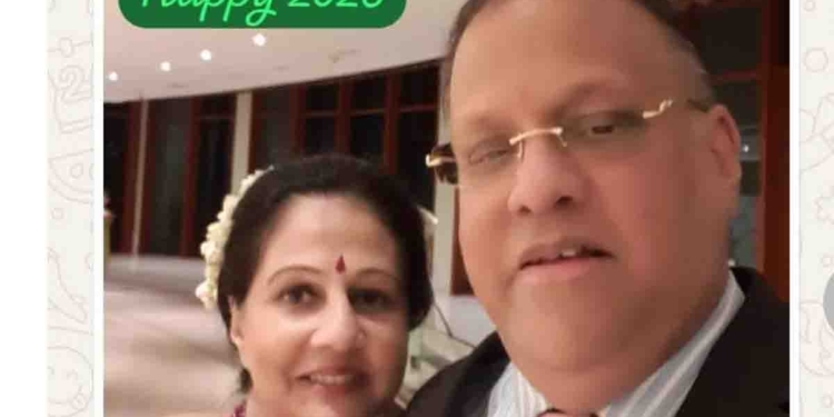 මහබැංකු බැඳුම්කර කොල්ලයට අවුරුදු 10ක් පිරෙයි! බෙල්ලෙන් අල්ලගෙන කුදලාගෙන එනවා කියපු වංචාවේ මහමොළකරු හිටපු මහැබංකු අධිපති අර්ජුන් මහේන්ද්‍රන් බය නැතිව නෝනත් එක්කම එළියට ඇවිත්! I Sri Lanka Latest News