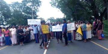 ඉස්සර නම් අලි ප්‍රශ්නෙට පුදුම විසඳුම් දුන්නා! බලයට ආපු ගමන් අලි ප්‍රශ්න විසඳනවා කිව්වා! අද ගිරාඳුරුකෝට්ටේ මිනිස්සු පාරට බැහැලා දෙනවා කියපු විසඳුම් ඉල්ලනවා! PHOTOS I Sri Lanka Latest News
