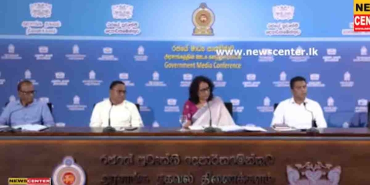 අසැබි වෙබ් අඩවියක නම ඉංග්‍රීසි මොඩියුලයේ දාලා ඇතිවූ ජංජාලයට පස්සේ පළමු වරට අගමැතිතුමිය ඇමැතිවරු පිරිවරාගෙන මාධ්‍ය හමුවට එයි! ඉල්ලා අස්වෙන්නෙ නැද්ද? මාධ්‍යවේදීන් ප්‍රශ්න අහද්දීම ලයිට් යයි! නලින්ද උත්තර දෙන්න යද්දී මාධ්‍යවේදීන් අගමැතිතුමියගෙන්ම උත්තර ඉල්ලයි! ඒත් නලින්දම උත්තරේ දෙයි! අගමැතිතුමිය නිහඬ වෙයි! VIDEO I Sri Lanka Latest News