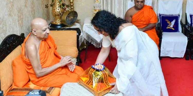 6 ශ්රේණියේ ඉංග්රීසි මොඩියුලයේ අසභ්ය වෙබ් අඩවියක නමක් මුද්රණය වෙච්ච එක ගැන අගමැතිවරිය මල්වතු-අස්ගිරි මහනාහිමිවරුන් බැහැදැක කරුණු පැහැදිලි කරයි! PHOTOS I Sri Lanka Latest News