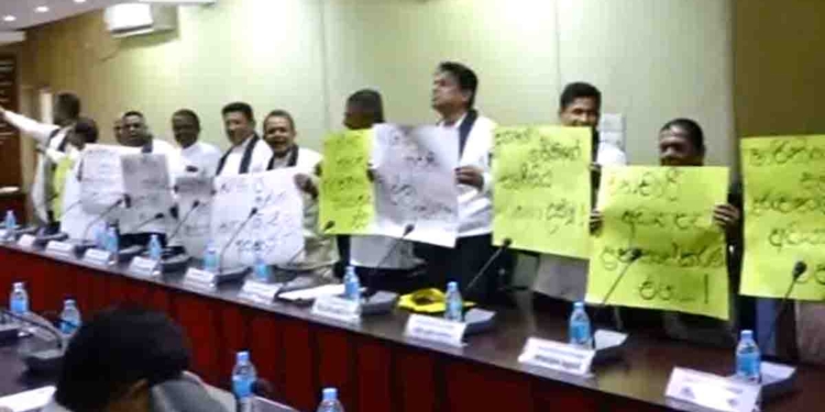 අධ්යාපනය අසැබිකරණයට එරෙහිව ගම් මට්ටමෙන් සටන ඇරඹේ! හෝමාගම මුලු විපක්ෂයම පාරට බහී! සභාව ඇතුළෙත් විරෝධතා! I Sri Lanka Latest News