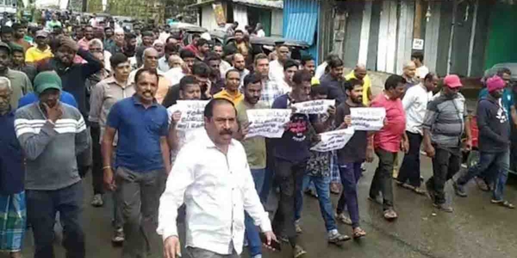 මාලිමාවේ නෝර්වුඩ් ප්‍රාදේශීය සභාව අරන් ආපු අලුත් කුණු බද්දට බගවන්තලාවේ ලොකු විරෝධයක්! ව්‍යාපාරිකයෝ කඩ සියල්ල වහලා පාරට බහී! PHOTOS I Sri Lanka Latest News