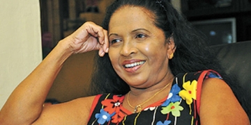 හැමෝම කිව්වේ ගිය ආත්මෙක ඝණ්ටාර පූජාවක් කරලා කියලා…! ඒ කාලේ කටහඬ නිකං සීනුවක් වගේ හරි සද්දෙට තිබුණා…! දිත්තලා නළවලා එනකොට කට්ටිය ෆුල් හොල්මන්…! පුදුම දර්ශන වාර ගණනක්ගේ තිබුණේ. ඉස්පාසුවක් ඇත්තෙම නැහැ….! මැණිකේ අත්තනායක I Sri Lanka Latest News
