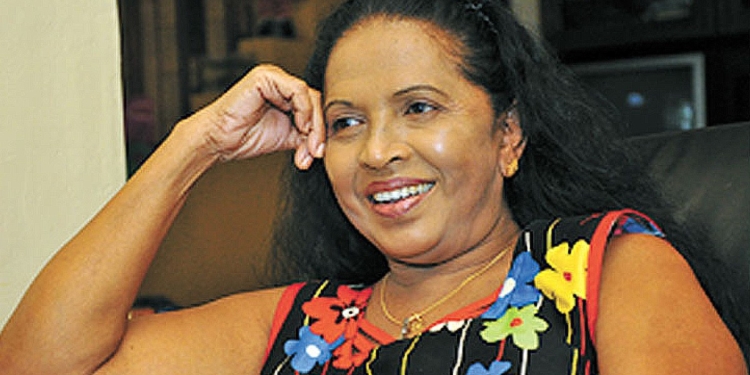 හැමෝම කිව්වේ ගිය ආත්මෙක ඝණ්ටාර පූජාවක් කරලා කියලා…! ඒ කාලේ කටහඬ නිකං සීනුවක් වගේ හරි සද්දෙට තිබුණා…! දිත්තලා නළවලා එනකොට කට්ටිය ෆුල් හොල්මන්…! පුදුම දර්ශන වාර ගණනක්ගේ තිබුණේ. ඉස්පාසුවක් ඇත්තෙම නැහැ….! මැණිකේ අත්තනායක I Sri Lanka Latest News