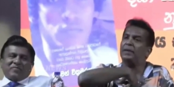 ධර්මන්ගේ ‘දයා පතිරණ ඝාතනයේ නොදුටු පැත්ත’ පොත එළිදක්වන වෙලාවෙ පාඨලී නිර්මාල් ගෙවිඳු විජේදාස සහ පැමිණි කිහිප දෙනෙක් අතර මහා කලබැගෑනියක්! ධර්මන්ටත් මැදිහත් වෙන්න වෙයි! VIDEO I Sri Lanka Latest News