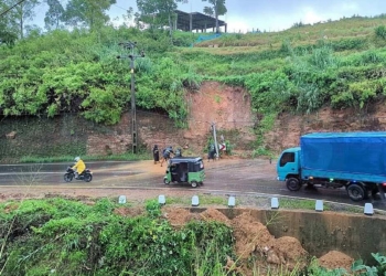 නුවරඑළියෙ ගියා තමයි තාමත් කඳු කැඩිලා – අතරමගදි තැන් තැන්වල ගල් එහෙමත් රැඳිලා! Sri Lanka Latest News