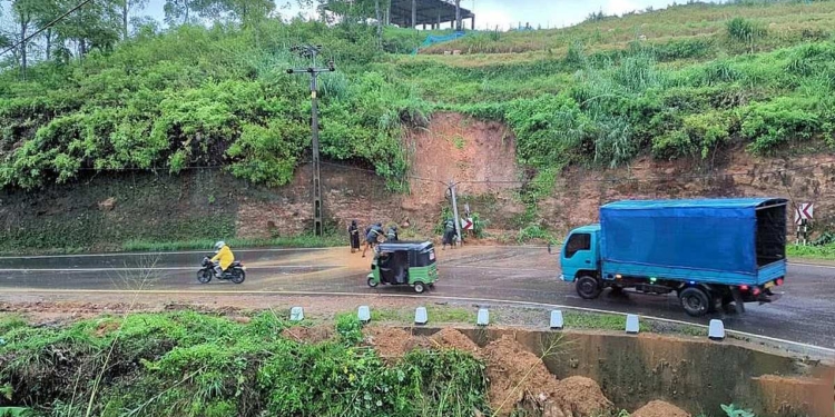 නුවරඑළියෙ ගියා තමයි තාමත් කඳු කැඩිලා – අතරමගදි තැන් තැන්වල ගල් එහෙමත් රැඳිලා! Sri Lanka Latest News