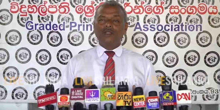 ඉංග්‍රීසි මොඩියුලය විතරක් නෙමෙයි.. ඉතිහාසය-විද්‍යාව මොඩියුල් පවා අවුල්! මේවා හදලා තියෙන්නේ කිසිම සුදුසුකමක් නැති හිතවතුන් කණ්ඩායමක්! සමහරුන්ට උපාධියවත් නෑ! ප්‍රතිසංස්කරණ කියලා දරුවගේ මනස අවුල් කරලා! විදුහල්පතිවරුත් එළියට බහී! VIDEO I Sri Lanka Latest News