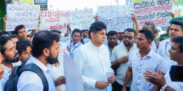 කාගෙද මේ රේන්බෝ ආයතනය..? කෝ සල්ලි ගත්ත හොරු…? කව්ද මේ හොරු රකින්නේ..? කෝ CID පරීක්ෂණ…? 640 දෙනකුගේ කෝටි 90කට පොලු තිබ්බ රේන්බෝ ආයතනයට එරෙහිව ගංගොඩවිල උසාවිය ඉදිරිපිට විරෝධයක්! සජිත් විරෝධය මැද්දට ඇවිත්! VIDEO & PHOTOS I Sri Lanka Latest News