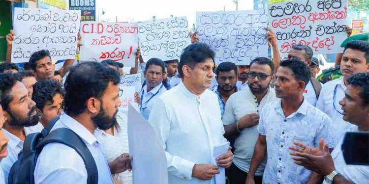 කාගෙද මේ රේන්බෝ ආයතනය..? කෝ සල්ලි ගත්ත හොරු…? කව්ද මේ හොරු රකින්නේ..? කෝ CID පරීක්ෂණ…? 640 දෙනකුගේ කෝටි 90කට පොලු තිබ්බ රේන්බෝ ආයතනයට එරෙහිව ගංගොඩවිල උසාවිය ඉදිරිපිට විරෝධයක්! සජිත් විරෝධය මැද්දට ඇවිත්! VIDEO & PHOTOS I Sri Lanka Latest News