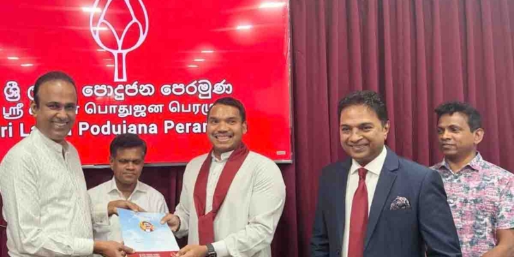 පොහොට්ටුවේ ඉඳලා ජනාධිපතිවරණයේදී රනිල්ගේ වේදිකාවට ගිය රමේෂ් පතිරණ ආපහු පොහොට්ටුවට ඇවිත් නාමල්ගෙන් ලියුම අතට ගනී! I Sri Lanka Latest News