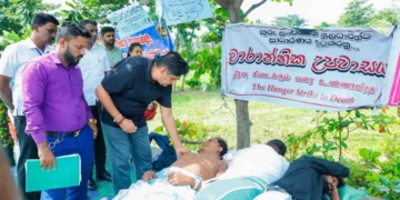 සිංගප්පූරුවේ ඉඳන් ලංකාවට ආ හැටියේම සජිත් ජනපති කාර්යාලය ඉදිරිපිට ගුරු සංවර්ධන නිලධාරීන් ආරම්භ කළ සත්‍යග්‍රහයට යයි! එදා පෙනී හිටියා වගේම අදත් ඔවුන්ගේ අයිතිවාසිකම් වෙනුවෙන් පෙනී සිටී! සජිත් ඉඳිද්දීම අසාධ්‍ය තත්ත්වයේ සිටි අයකු සුවසැරියෙන් ඇවිත් රෝහලට අරන් යයි! VIDEO & PHOTOS I Sri Lanka Latest News