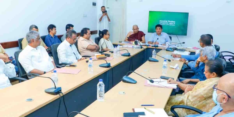 ආණ්ඩුව ගෙනා ප්‍රතිසංස්කරණවලින් මතුවූ ආන්දෝලනයෙන් පසු විපක්ෂනායක සජිත් ‘නිදහස් අධ්‍යාපනය සුරක්ෂා කිරීමේ පොදු වේදිකාවක්’ තනයි! විශ්වවිද්‍යාල ආචාර්ය මහාචාර්යවරු-ක්ෂේත්‍රයේ බුද්ධිමතුන්-විපක්ෂයේ මන්ත්‍රීවරු-එජාපයේ හිටපු අධ්‍යාපන ඇමැති සාකච්ඡාවට එක්වෙයි! VIDEO & PHOTOS I Sri Lanka Latest News