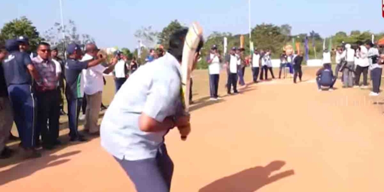 පන්දු යවන්නේ ක්රීඩා අමාත්ය සුනිල් කුමාර! පන්දුවට පහර දෙන්නේ විපක්ෂනායක සජිත් ප්රේමදාස! මෙන්න පන්දුව යොමු කළා..! ඉහළින් පුල් පහරක් එල්ල කරනවා..! අලංකාර හයේ පහරක්! මේ දැන් පන්දුව ඩීප් මිඩ්විකට් කලාපයට ඉහළින්ම ඇදීගියා..! VIDEO & PHOTOS I Sri Lanka Latest News
