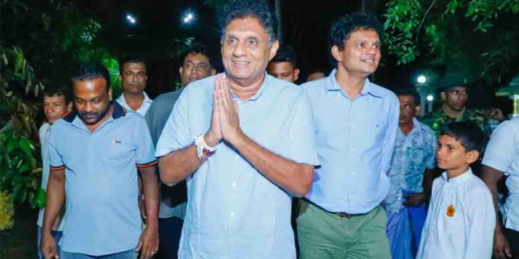 එදා අපි ගමේ ඉස්කෝලවලට ස්මාර්ට් බෝඩ් දීලා අධ්‍යාපනය ‘ස්මාර්ට්කරණය’ කරද්දී අපිට හිනාවුණු.. අපහාස උපහාස කරපු අය අද බලයට ඇවිත් අධ්‍යාපනය ‘අසභ්‍යකරණය’ කරලා! විපක්ෂනායක සජිත් කොලොන්නෙන් තෝරගලට! VIDEO & PHOTOS I Sri Lanka Latest News