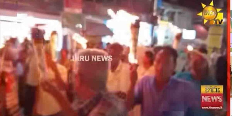හරිනි විරෝධය රට පුරා ඇවිලෙන්නද යන්නේ? ගාල්ල තලගහ හන්දියේ ගම්මු පන්දම් අරන් සළු පාලියක් නටයි! VIDEO I Sri Lanka Latest News