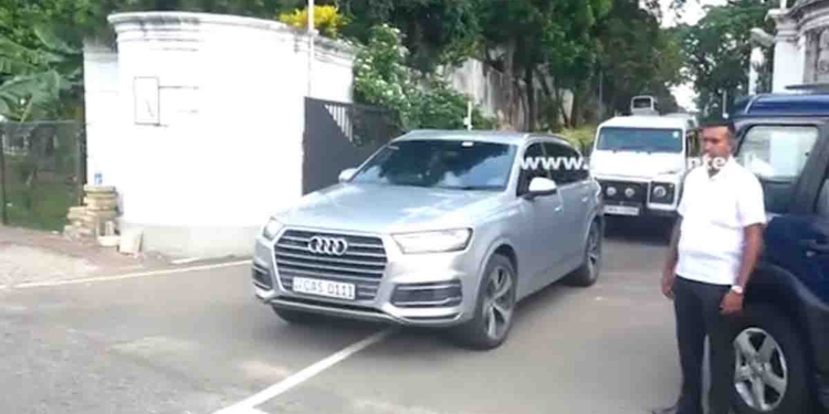 විමල්ගේ සත්‍යග්‍රහයේ ‘හරිනි ගෝ හෝම්’ කියද්දී හරිනි ආරක්ෂකයන් පිරිවරා අමාත්‍යංශයෙන් එළියට එයි! කට්ටිය හූ තියයි! VIDEO I Sri Lanka Latest News