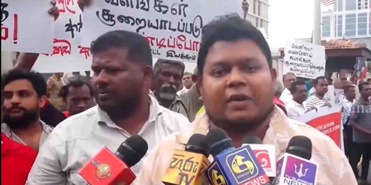 ඉස්සර නම් මෙහෙම දෙයක් වුණාම ලොකු ලොකු පක්ෂ හිටියා උද්ඝෝෂණය කරන්න! අද අමෙරිකාවට එරෙහිව පාරට බහින්න ඉන්නේ පෙරටුගාමීන් විතරයි..! වම.. දකුණ.. වම..! පහසුවේන් සිටීන්..! VIDEO I Sri Lanka Latest News