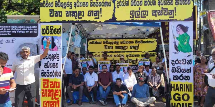 ‘හරිනි හරිනි.. මේ අහපන්..! දරුවො නොකා දැන් පලයන්..!’ විමල් පැලවත්තේ අධ්යාපන අමාත්යංශය ඉදිරිපිට සත්යග්රහය පටන් ගනී! VIDEO I Sri Lanka Latest News