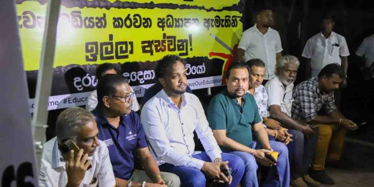 හරිනි ගෙදර යවන සටන තීව්‍ර කරයි! විමල් අධ්‍යාපන අමාත්‍යංශය ඉදිරිපිට රැය පහන් කරයි..! VIDEO I Sri Lanka Latest News