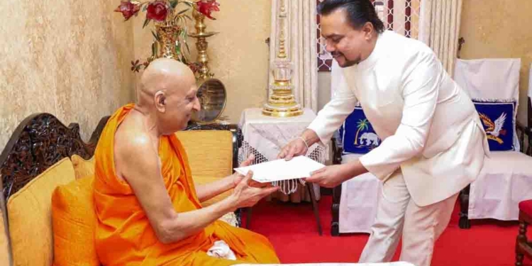 හරිනිත් කලින් ගිහින් දැනුවත් කළා! විමලුත් ගිහින් ආණ්ඩුව ගේන්න යන අධ්‍යාපන ප්‍රතිසංස්කරණ ගැන මල්වතු මහනාහිමියන් දැනුවත් කරයි! ‘අනාගමික-සමරිසි’ කතා එළියට! මාලිමා ආණ්ඩුව කරන්න යන අධ්‍යාපන ‘සිපයිකරණයට’ එරෙහිව සත්‍යග්‍රහයක්! PHOTOS & VIDEO I Sri Lanka Latest News