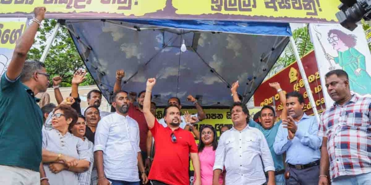 6 ප්රතිසංස්කරණ 2027ට කල්ගියා! විමල් සත්යග්රහය නවත්වලා ගෙදර ගියා! අන්තිම මොහොතේ කවුදෝ කට්ටියක් ඇවිත් විමල්ටත් විරෝධය පායි! VIDEO I Sri Lanka Latest News