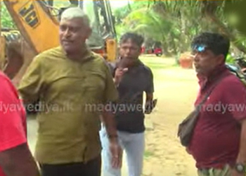බැකෝ එකක් අරන් ඇවිත් සුද්දො එන බෙන්තොට බීච් එකට ලොකු සුද්දයක් දෙයි! පිරිසක් ලොකු විරෝධයක! VIDEO I Sri Lanka Latest News