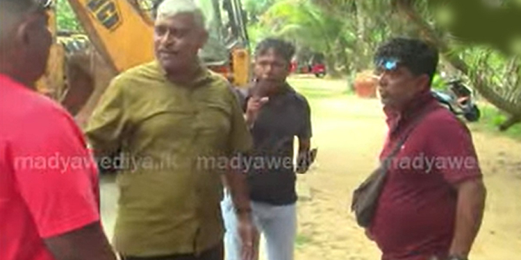 බැකෝ එකක් අරන් ඇවිත් සුද්දො එන බෙන්තොට බීච් එකට ලොකු සුද්දයක් දෙයි! පිරිසක් ලොකු විරෝධයක! VIDEO I Sri Lanka Latest News