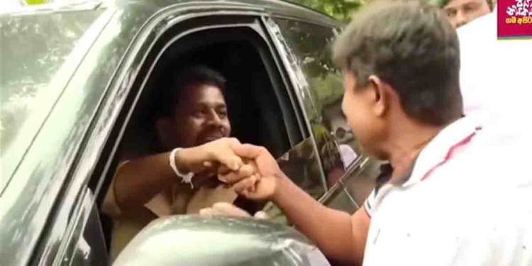 යාළුවො අමතක නැති ජනාධිපති! ‘ආ.. රාජා..!’ වාහනේ ඉඳලම වීදුරුව පාත්කරලා යාළුවාට අඬගහලා අතින් අල්ලන් කතාකරපු හැටි කොහොමද? VIDEO I Sri Lanka Latest News