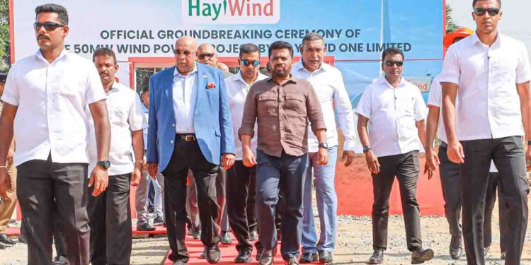 යාපනේ යන අතරමගදී අනුර මන්නාරමට ගිහින් හේලීස් ෆෙන්ටන්ස් සුළං විදුලි බලාගාරයට මුල්ගල් තියයි! PHOTOS I Sri Lanka Latest News