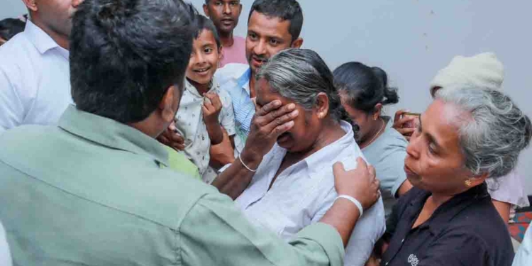 මහනුවර ගිය අනුර ගෙවල් විනාශ වෙලා වැල්ගාල පන්සලේ නැවතිලා ඉන්න ජනතාවගේ දුකසැප බලන්න යයි! මිනිස්සු අනුර වටකරගෙන අඬඅඬා දුක කියයි! PHOTOS I Sri Lanka Latest News