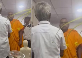 බණ ගෙදරටත් හිමිවරුන් අයිතිවාසිකම් කියන තත්ත්වෙට වැටෙයි! වෙන හිමිනමකට ආරාධනා කළා කියලා මාතලේ පැත්තේ තවත් හිමිනමක් බණ ගෙදරට ඇවිත් යකා නටලා! බුදුහාමුදුරුවෝ දේවල් අතාරින්න ඉගැන්නුවාට ඒකට දැන් ඉන්න සමහර හාමුදුරුවෝ..? VIDEO I Sri Lanka Latest News