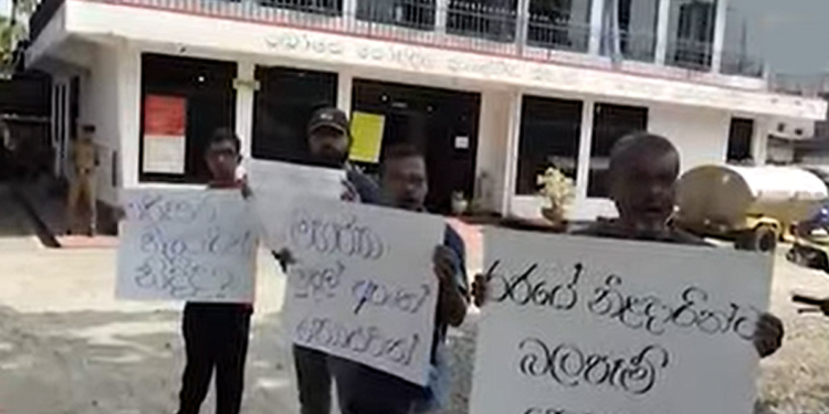 කුණු ප්‍රශ්නයකින් බෝපේ පෝද්දල සභාව රත්වෙයි! විපක්ෂයෙන් මාලිමාවට ලොකු විරෝධයක්! ගම්මුත් බෝඩ් උස්සගෙන සභාව ඉස්සරහට එයි! VIDEO I Sri Lanka Latest News