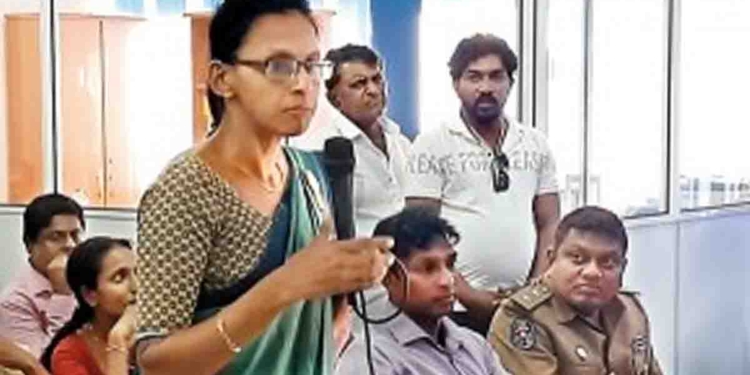 ඒ දවස්වල ජවිපෙට සපෝට් කරා කියපු දේවානීට ලොකු අසාධාරණයක් වෙලාලු! එයාට තනතුර නොදී ජ්යෙෂ්ඨත්වයෙන් අඩු අයට තනතුරු දීලාලු! දැන් එයාට ජ්යෙෂ්ඨත්වයෙන් අඩු අය යටතේ වැඩ කරන්න වෙලාලු! I Sri Lanka Latest News