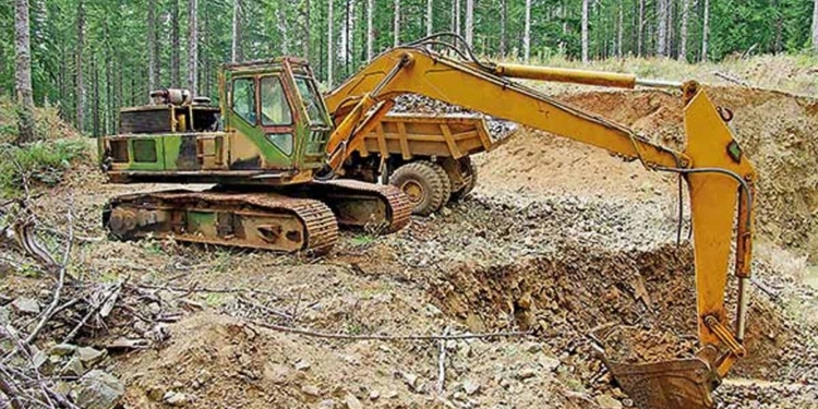 ගල්ගමුවේ මහා පරිසර විනාශයක් කරමින් කරන බොරලු කැපිල්ල භූවිද්‍යාවෙන් නවත්තන්න යද්දී ගල්ගමුවේ මාලිමා සභාපතිවරයා හරස් වෙයි! භූවිද්‍යා නිලධාරියාගෙයි පොලිසියෙයි රාජකාරියට බාධා කරයි! පාක්ෂිකයන් රැස්කර උද්ඝෝෂණ කරවයි! මාලිමා පාර්ලිමේන්තු මන්ත්‍රී චන්දනත් සපෝට් එකට එයි! වැඩේ සාර්ථකයි! භූවිද්‍යා නිලධාරියා ඔළුව පාත් කරගෙන හිස් අතින් ආපහු යයි! VIDEO I Sri Lanka Latest News