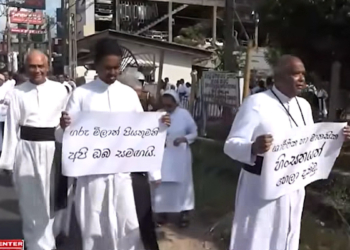 පොලිස් මාධ්‍ය ප්‍රකාශක කිව්වේ බොරු! එල්ල වූ ප්‍රහාරයට විරෝධය පා පියතුමන්ලා සිරිල් ගාමිණී පියතුමා එක්ක පාරට බහී! VIDEO I Sri Lanka Latest News
