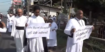 පොලිස් මාධ්‍ය ප්‍රකාශක කිව්වේ බොරු! එල්ල වූ ප්‍රහාරයට විරෝධය පා පියතුමන්ලා සිරිල් ගාමිණී පියතුමා එක්ක පාරට බහී! VIDEO I Sri Lanka Latest News