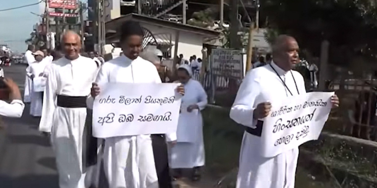 පොලිස් මාධ්‍ය ප්‍රකාශක කිව්වේ බොරු! එල්ල වූ ප්‍රහාරයට විරෝධය පා පියතුමන්ලා සිරිල් ගාමිණී පියතුමා එක්ක පාරට බහී! VIDEO I Sri Lanka Latest News